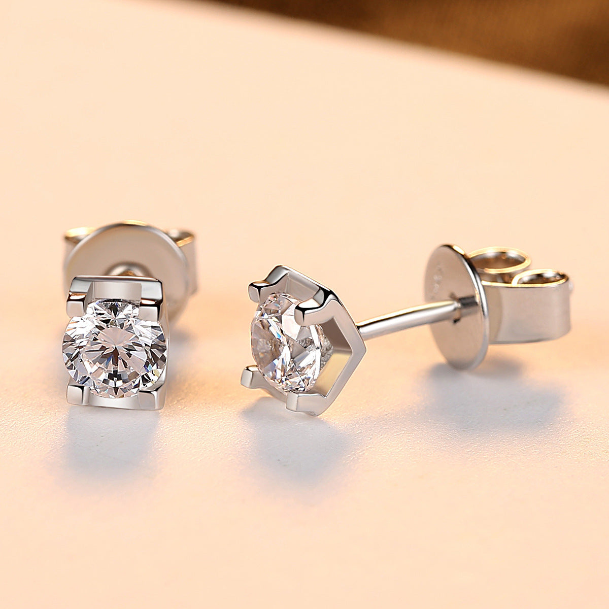 Luxe oorbellen voor dames, gemaakt van S925 sterling zilver, met zilveren kubieke zirkonia en rhodium. Modieuze oorbellen voor dames.