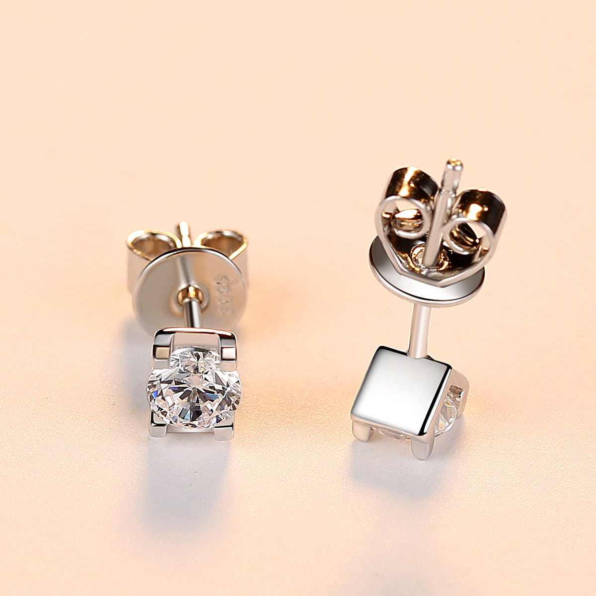 Luxe oorbellen voor dames, gemaakt van S925 sterling zilver, met zilveren kubieke zirkonia en rhodium. Modieuze oorbellen voor dames.