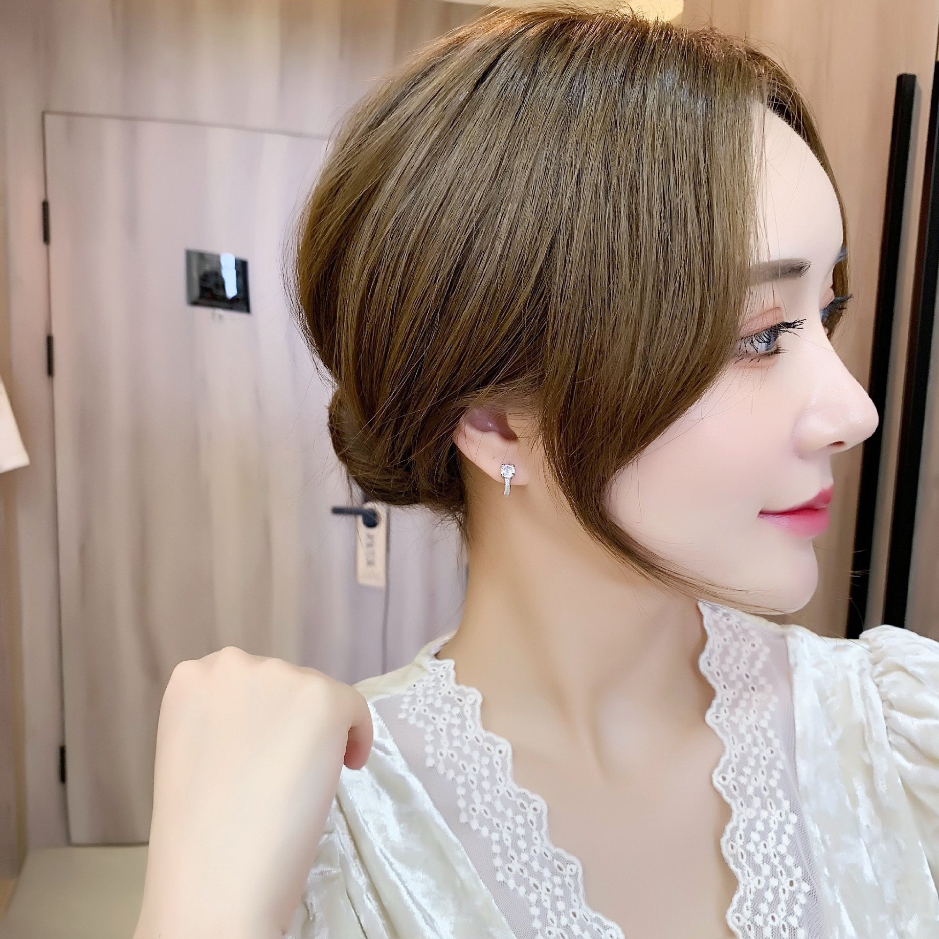 Elegant Golden Micro-inlaid Four-claw Round Earrings