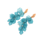 Damesoorbellen met bloemenmotief, opvallende oorbellen, elegante oorbellen met meerdere lagen harsblaadjes voor een stijlvolle uitstraling.