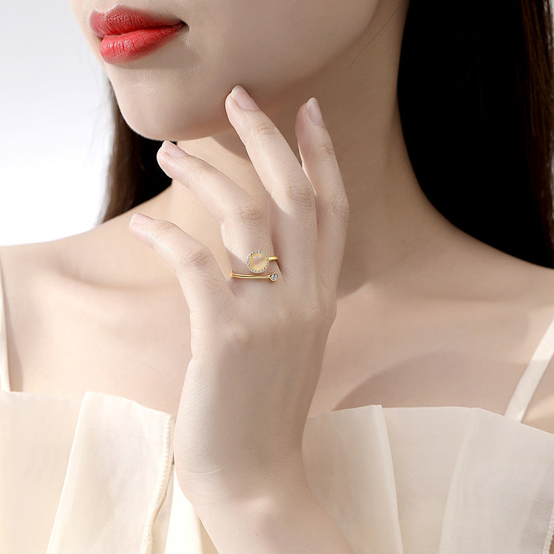 Fashionable and luxurious circular ring with geometric design high-end women's ring