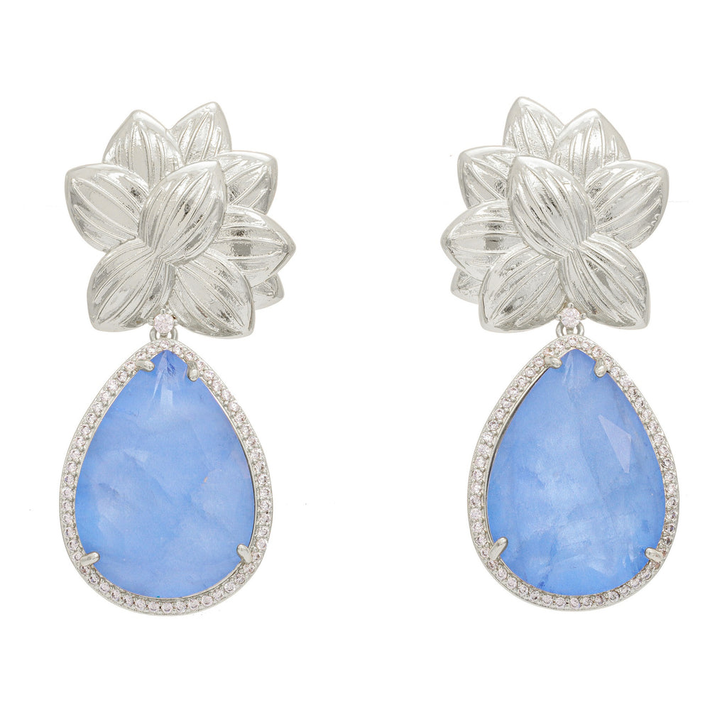 Bloemenoorbellen, lichte luxe en modieuze oorbellen