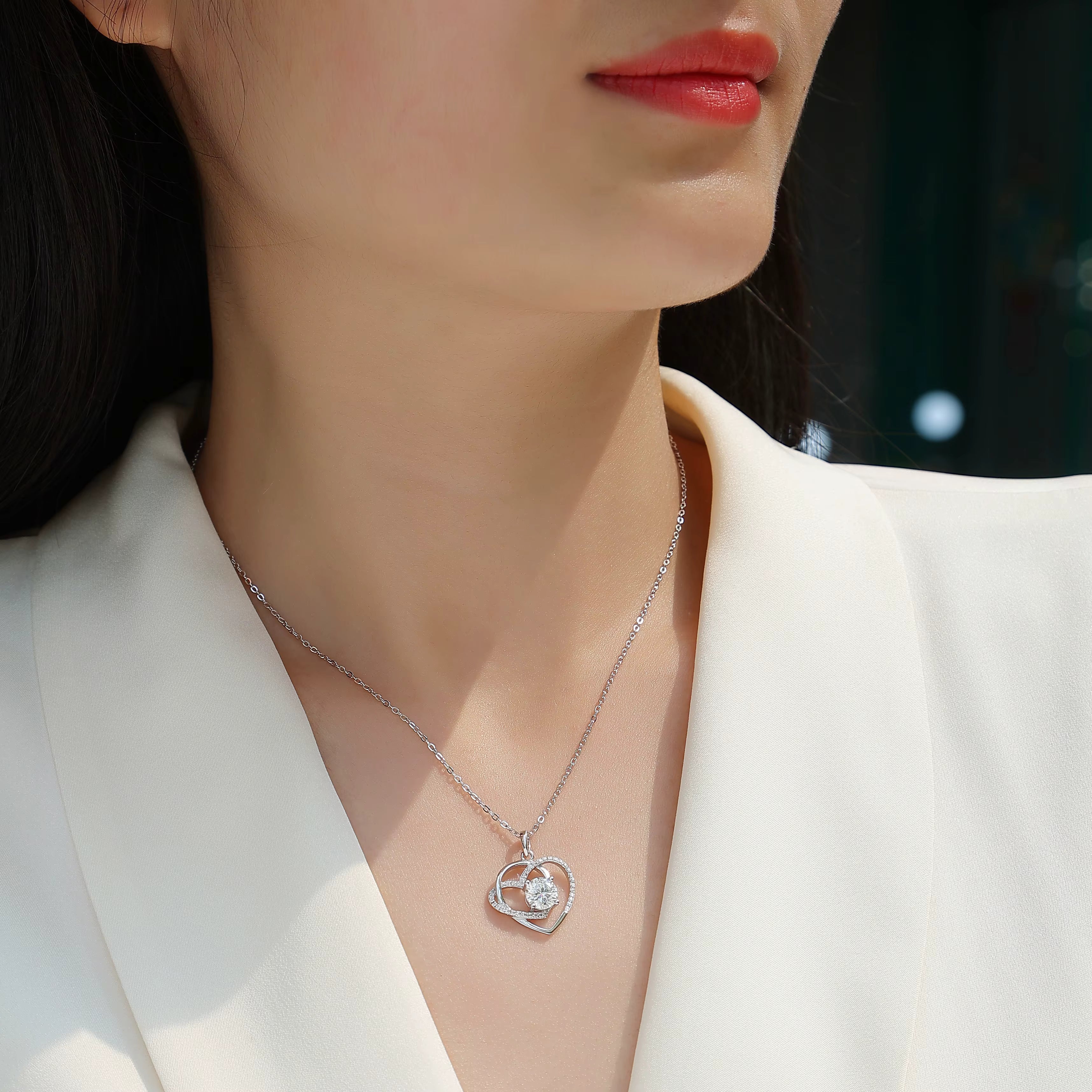Luxe damesketting van 925 sterling zilver met in elkaar grijpende hartjes van moissanite en diamanten. Modieuze hanger voor dames.