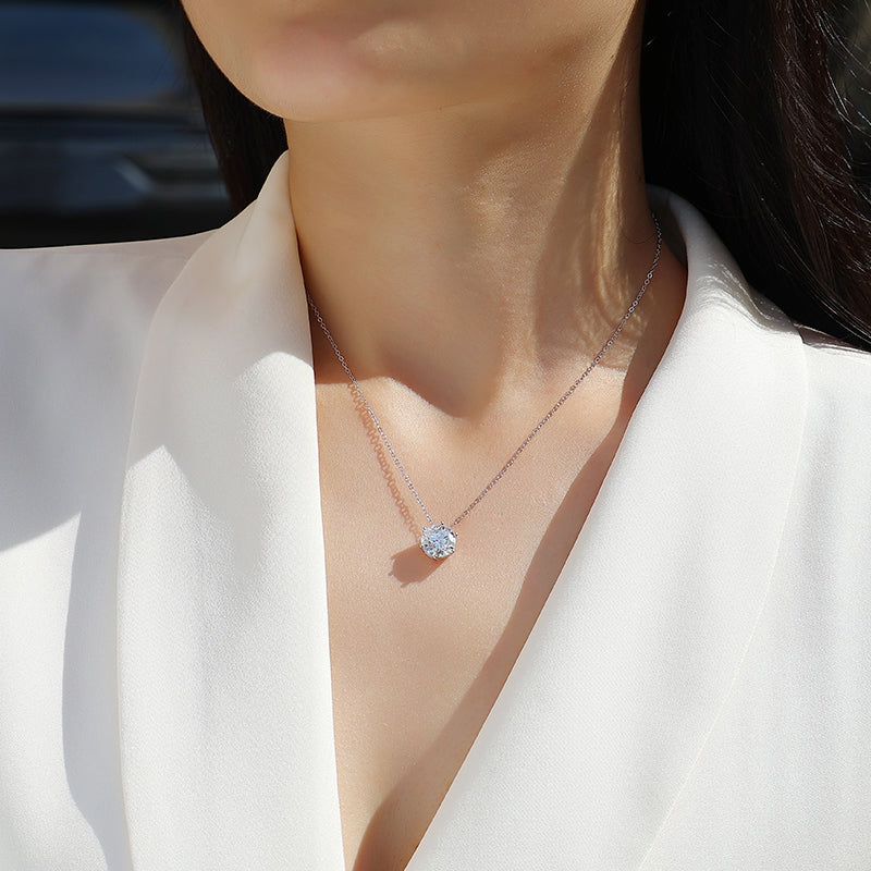 Luxe damesketting van S925 sterling zilver met moissanite diamanten hanger in ronde vorm.