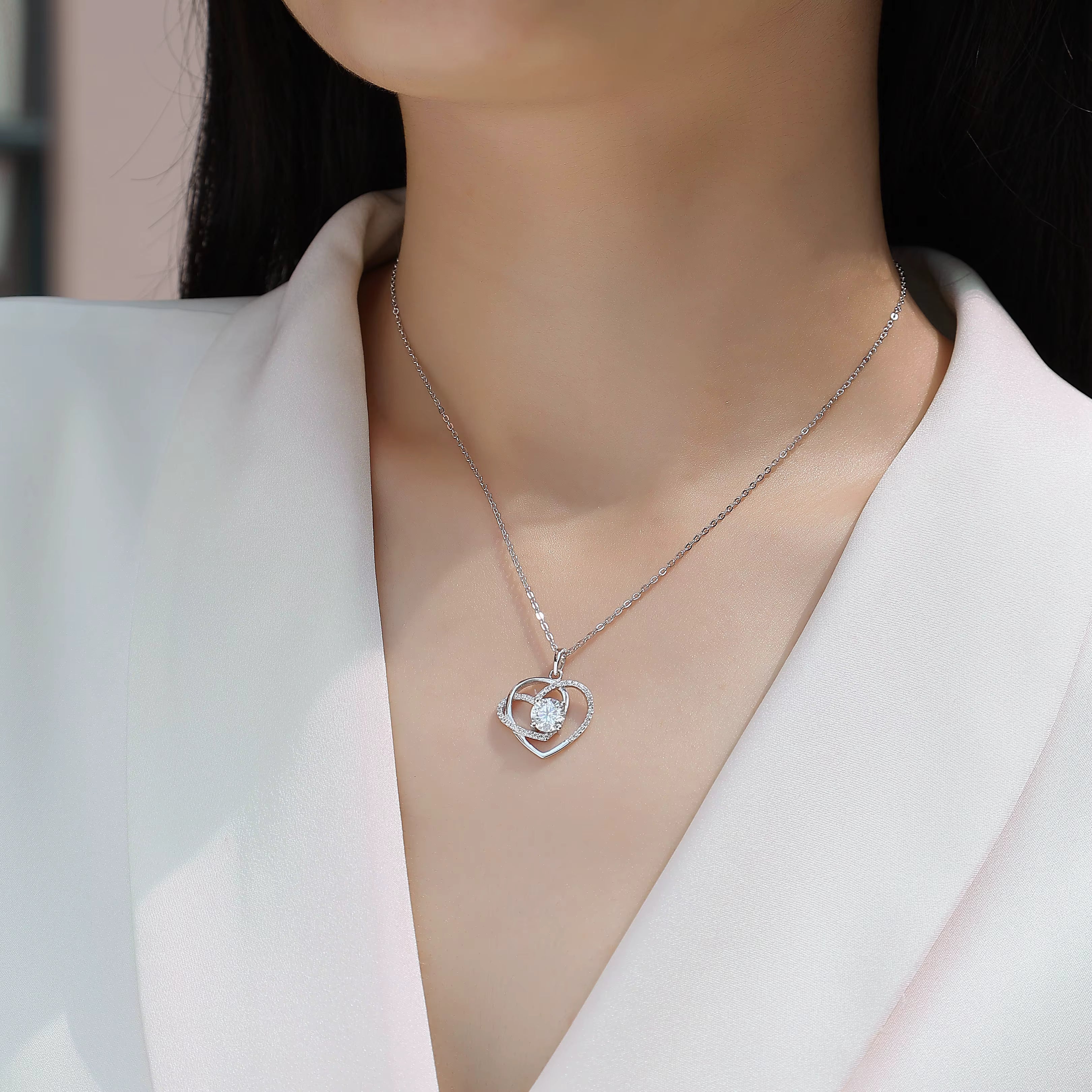 Luxe damesketting van 925 sterling zilver met in elkaar grijpende hartjes van moissanite en diamanten. Modieuze hanger voor dames.