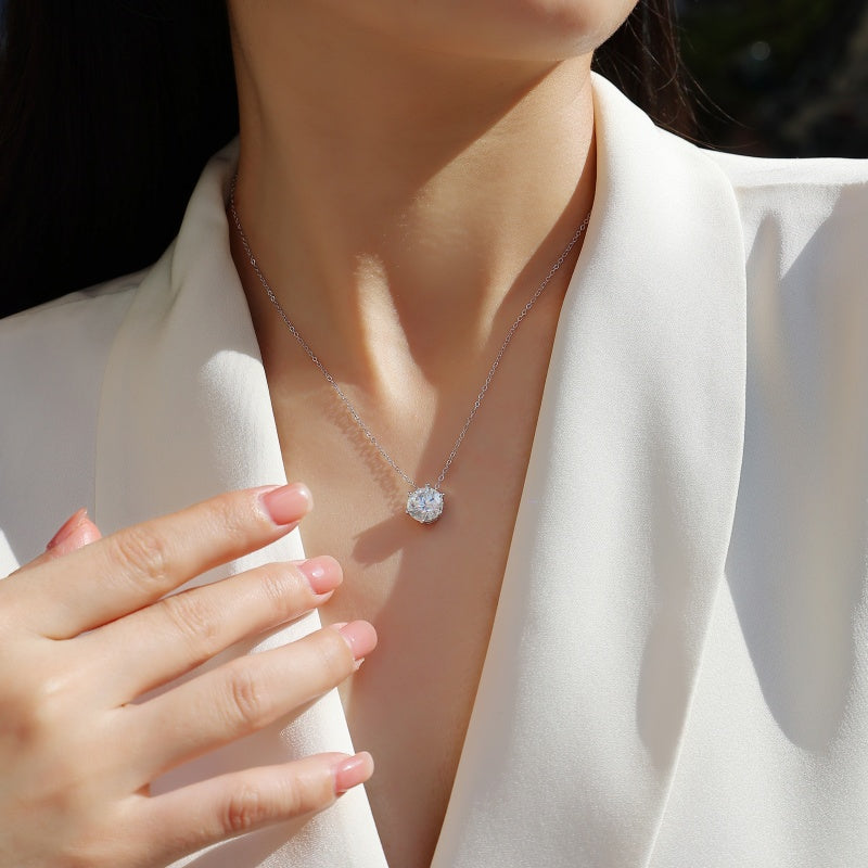 Luxe damesketting van S925 sterling zilver met moissanite diamanten hanger in ronde vorm.