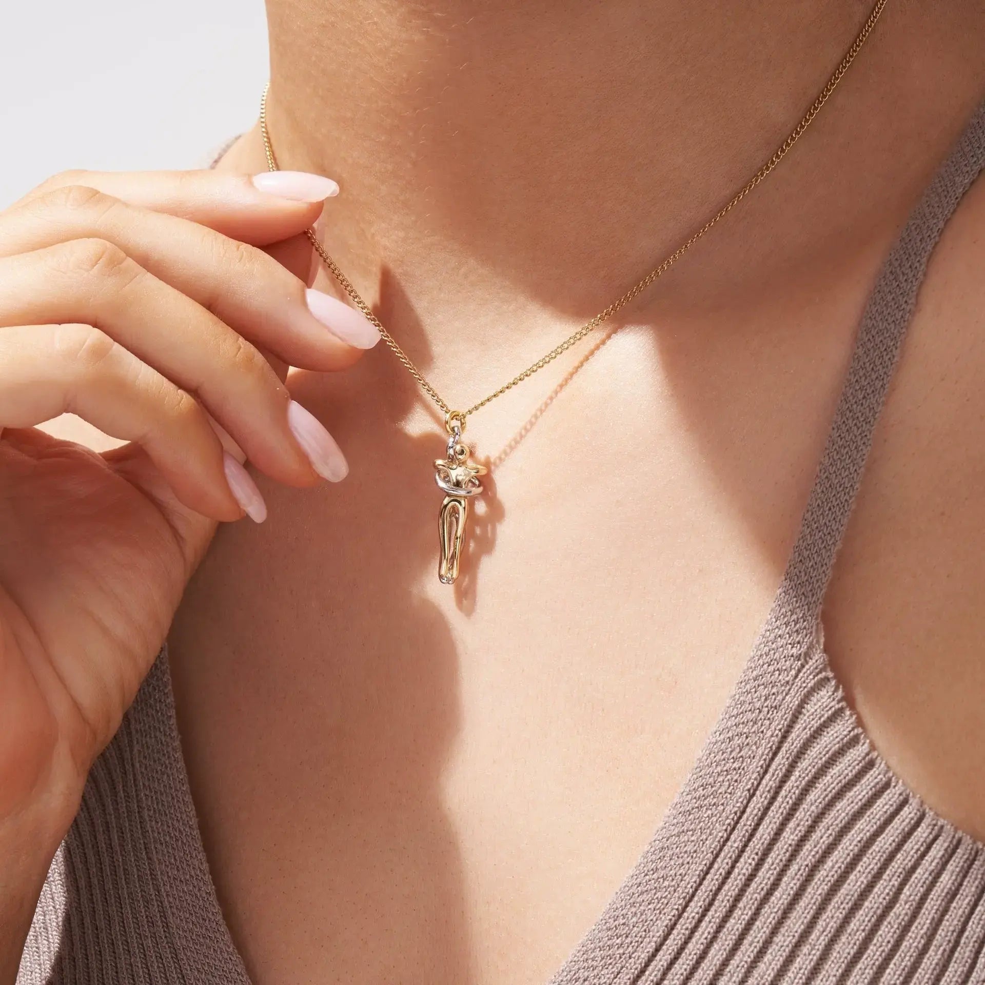 Women Fashion Pendant Necklace S925 Stainless Steel Hugging Couple Pendant Necklace Fashionable Women Necklace