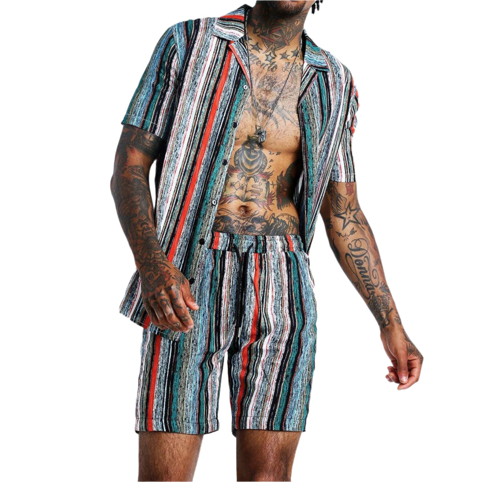 Modieuze outfit met gestreept overhemd met korte mouwen en Cubaanse kraag