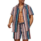 Modieuze outfit met gestreept overhemd met korte mouwen en Cubaanse kraag