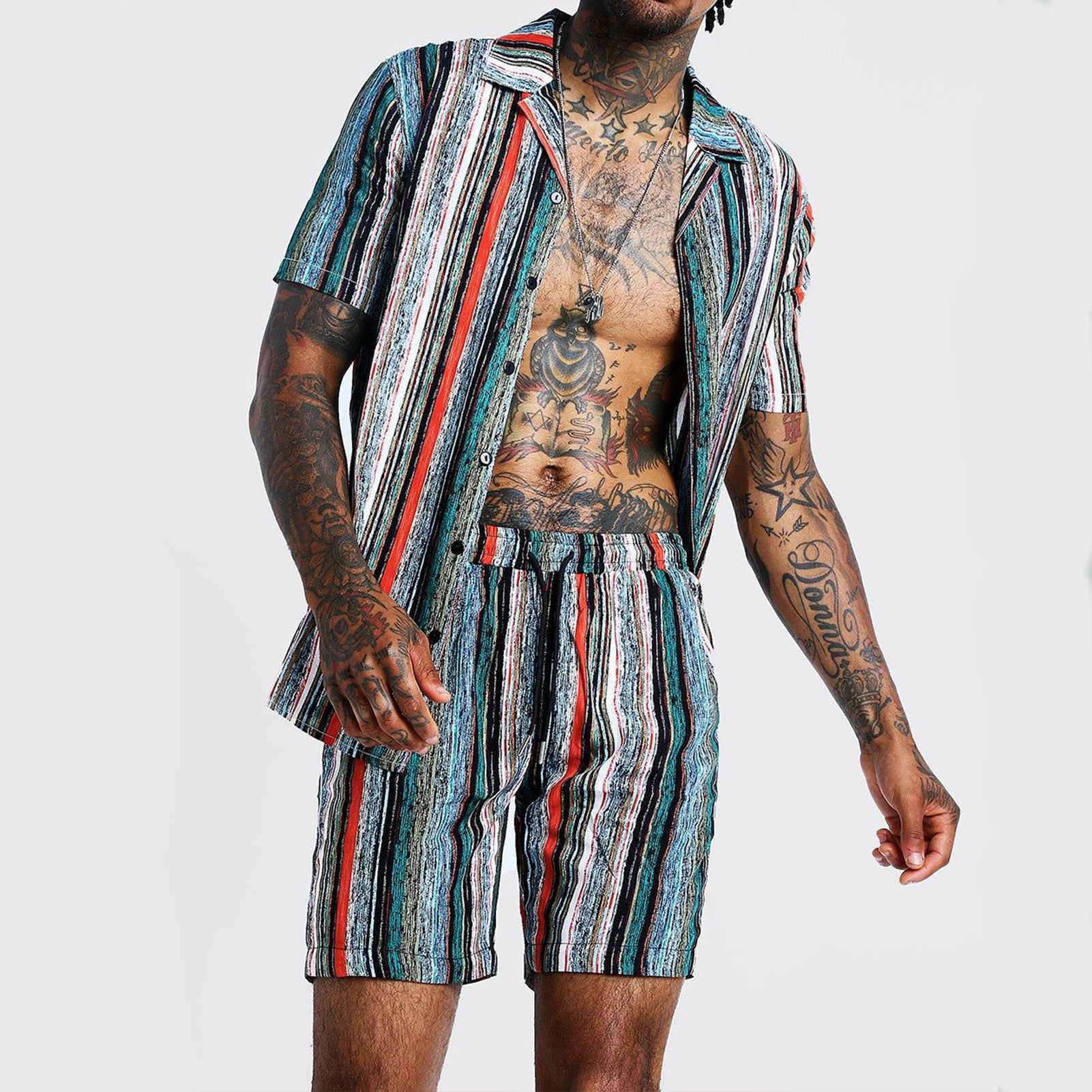 Modieuze outfit met gestreept overhemd met korte mouwen en Cubaanse kraag