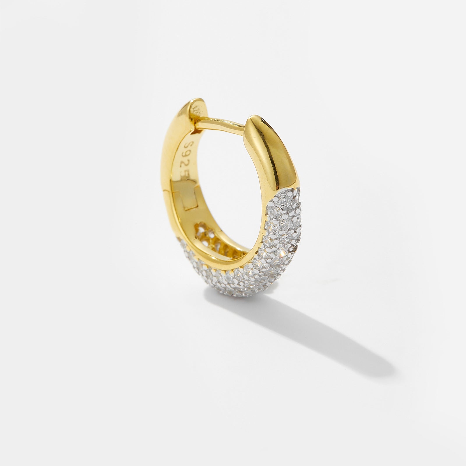 Luxe oorbellen voor dames, gemaakt van S925 sterling zilver en 18 karaats verguld goud, met tweekleurige micro-pavé zirkonia steentjes.