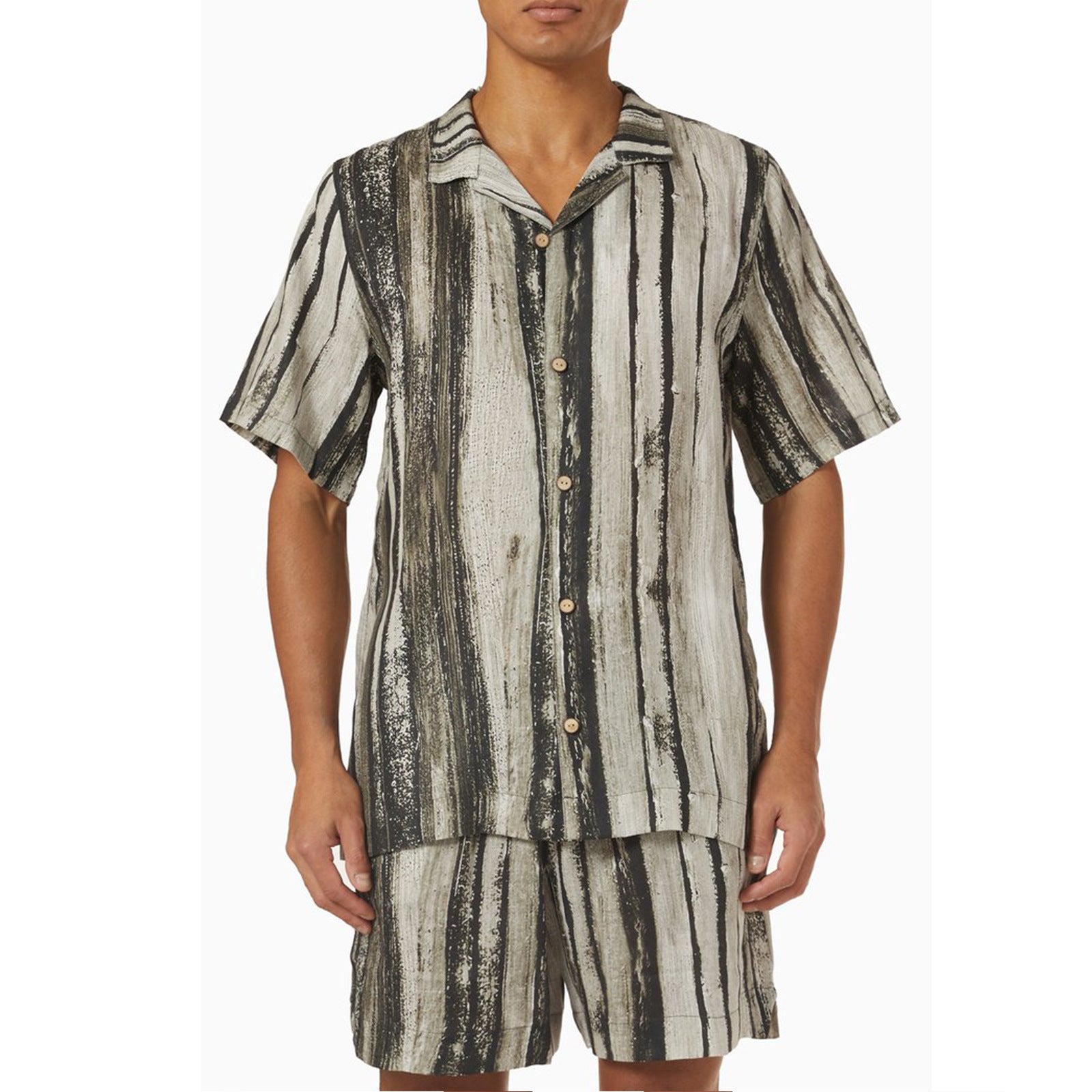 Modieuze outfit met gestreept overhemd met korte mouwen en Cubaanse kraag