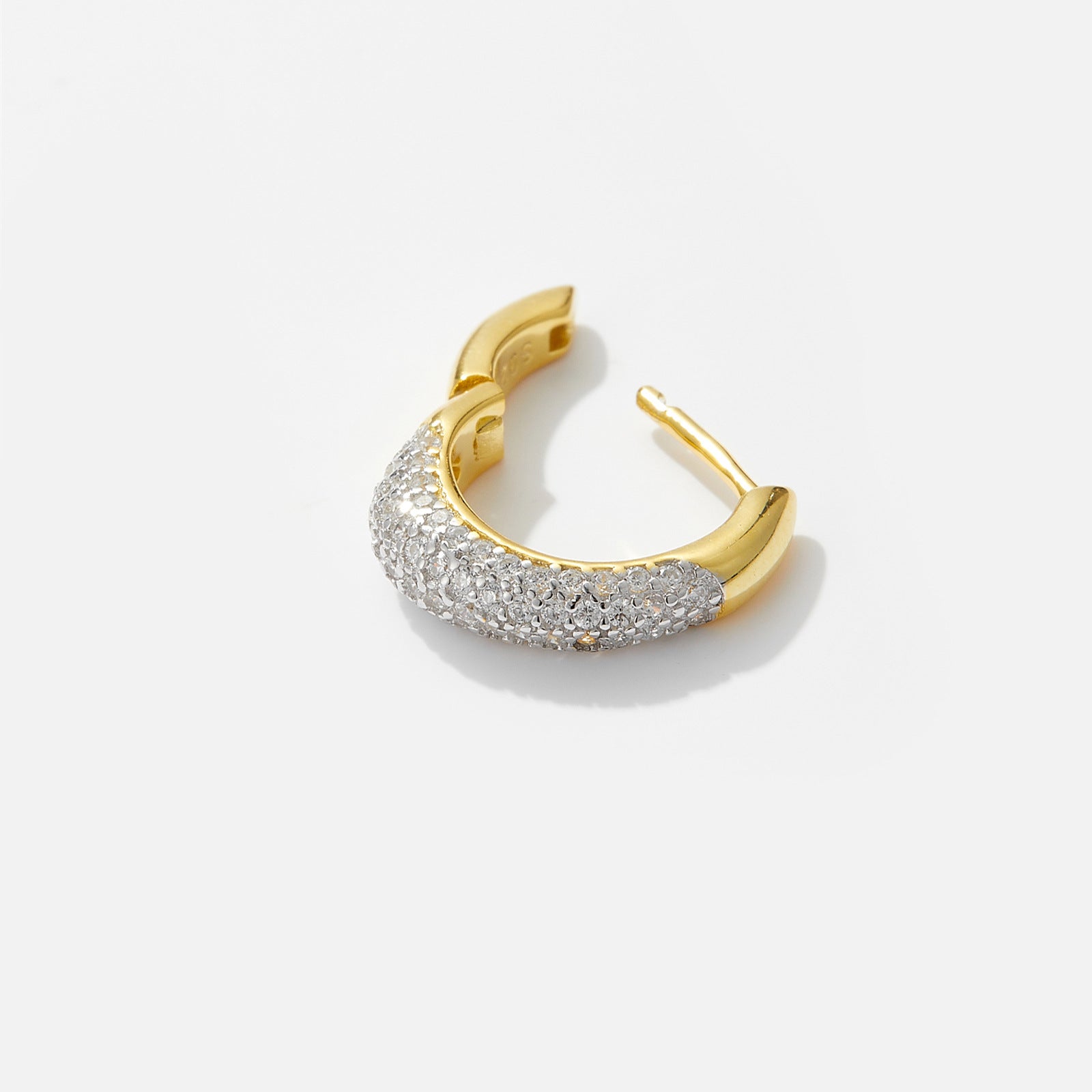 Luxe oorbellen voor dames, gemaakt van S925 sterling zilver en 18 karaats verguld goud, met tweekleurige micro-pavé zirkonia steentjes.