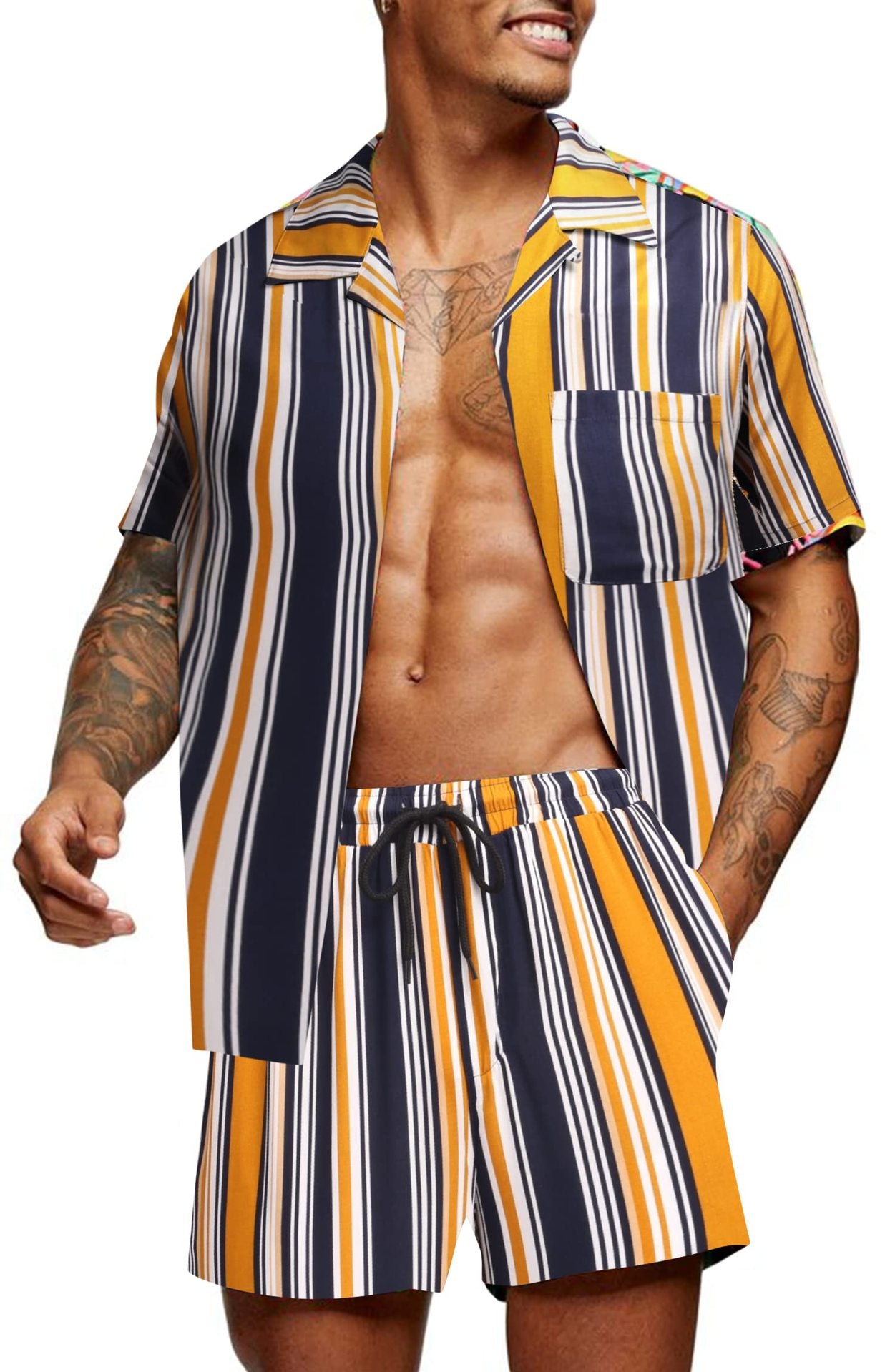 Modieuze outfit met gestreept overhemd met korte mouwen en Cubaanse kraag