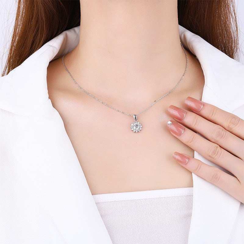 Luxe damesketting met hanger van 925 sterlingzilver, ingelegd met moissaniet en diamant en zonnebloemkleurige zirkonia.