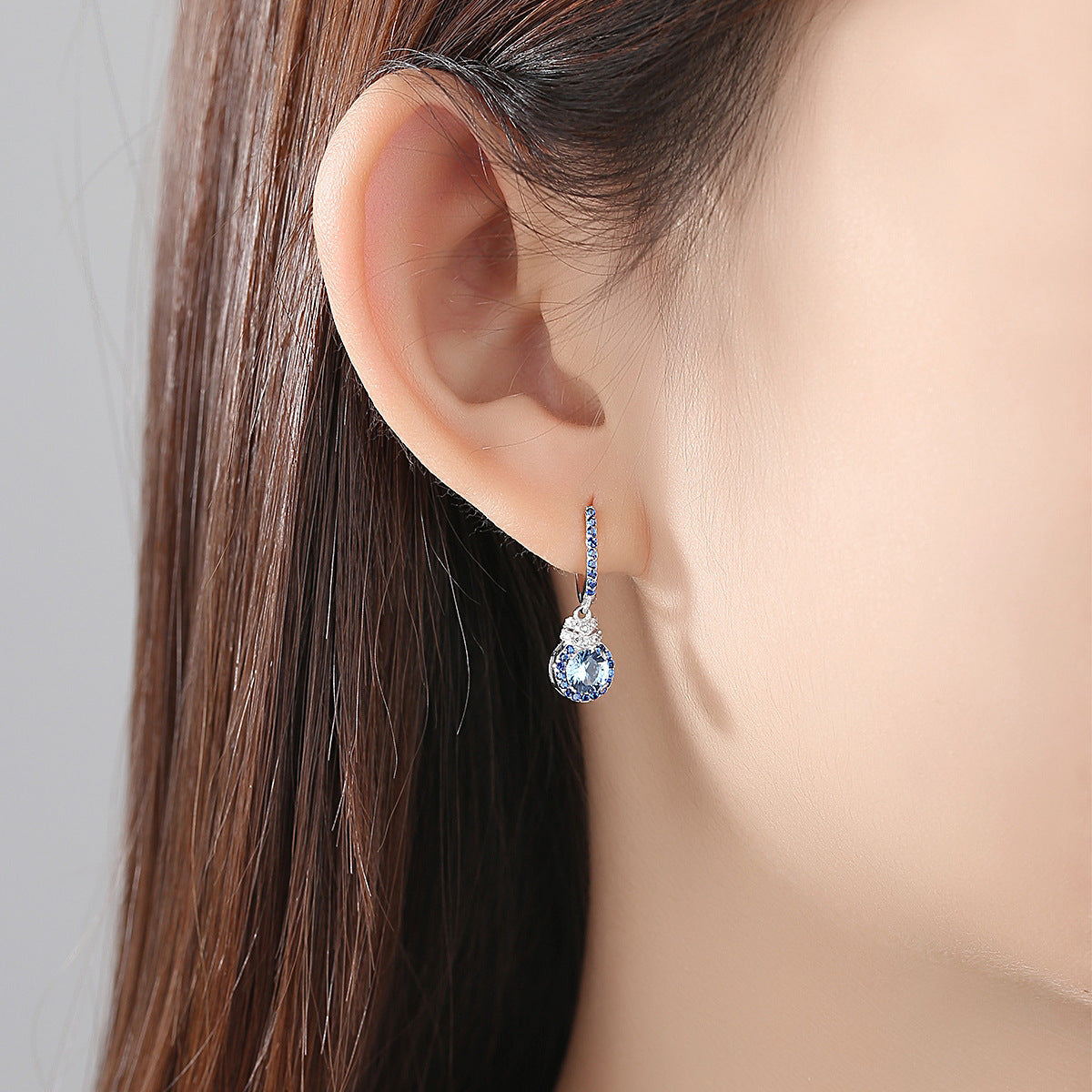 Damesoorbellen, modieus, S925 sterling zilver, ronde kubieke zirkonia, blauwe huggie oorbellen.